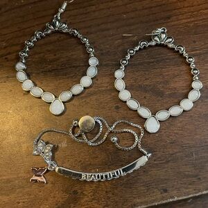 Costume jewelry earring and bracelet set